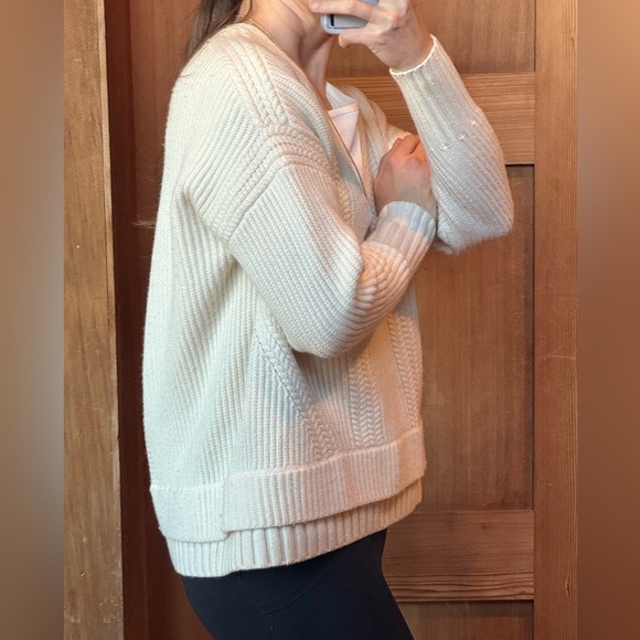 Burberry Cashmere Wool Cable V-neck Cream Sweater, Size S / P - Picture 3 of 15